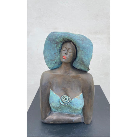 Keramisch borstbeeld “Eigenwijs” – vrouw met hoed – brons groen – handgemaakt – 24x14x7 cm
