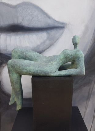 Keramisch beeld “Genietend van de rust” – liggend brons‑groen kunstwerk – handgemaakt – 12x22x9 cm