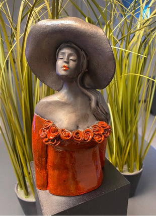 Keramisch borstbeeld “Charmes” – handgemaakt – dame met hoed – 20x10x6 cm kunstwerk