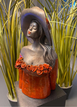 Keramisch borstbeeld “Charmes” – handgemaakt – dame met hoed – 20x10x6 cm kunstwerk