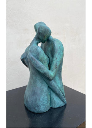 Keramisch beeld “Liefde” – handgemaakt brons‑groen kunstwerk – perfect cadeau – 22x10x10 cm