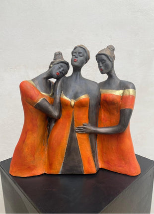 Soulmates - Beeld Keramiek Oranje - 3 Vrouwen - Keramisch Beeld - Bernadette te Wierik