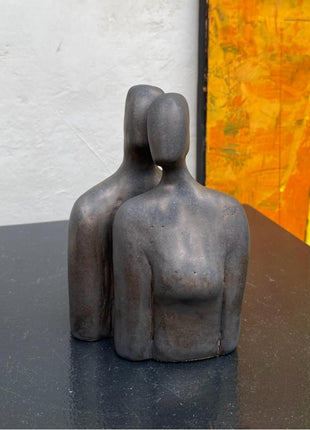 Keramisch beeldje “Full in Love” – handgemaakt liefdevol cadeau – 12x8x7 cm