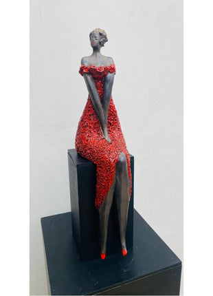 Keramisch beeld “Attention” – incl. houten sokkel – handgemaakt kunstgeschenk – 43x10x11 cm