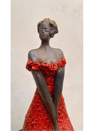 Keramisch beeld “Attention” – incl. houten sokkel – handgemaakt kunstgeschenk – 43x10x11 cm