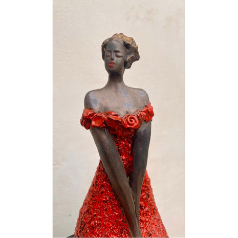 Keramisch beeld “Attention” – incl. houten sokkel – handgemaakt kunstgeschenk – 43x10x11 cm