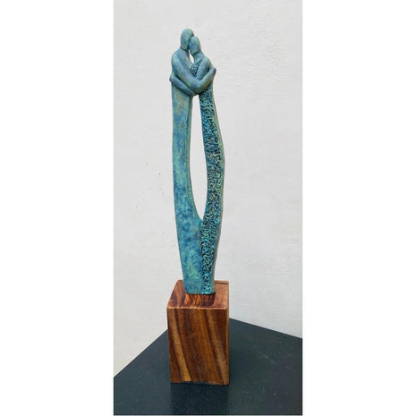 Forever together incl. houten zuiltje - Keramisch Beeldje - Keramiek - Kunst - Bernadette te Wierik