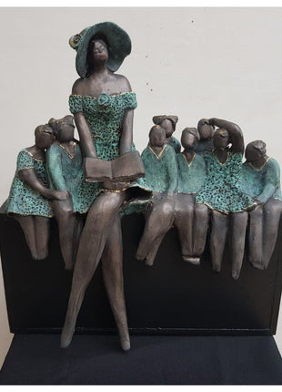 Klasje incl. houten Sokkel - Keramisch Beeld Schoolklas - Kinderen - Keramiek