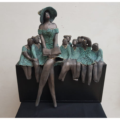 Klasje incl. houten Sokkel - Keramisch Beeld Schoolklas - Kinderen - Keramiek