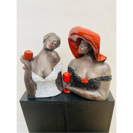 Enjoy a glass of wine - Keramische beeldjes - Keramiek - Kunst - Bernadette te Wierik
