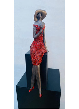 Aan het genieten incl. houten zuiltje - Zittende vrouw van Keramiek Rood - Bernadette te Wierik