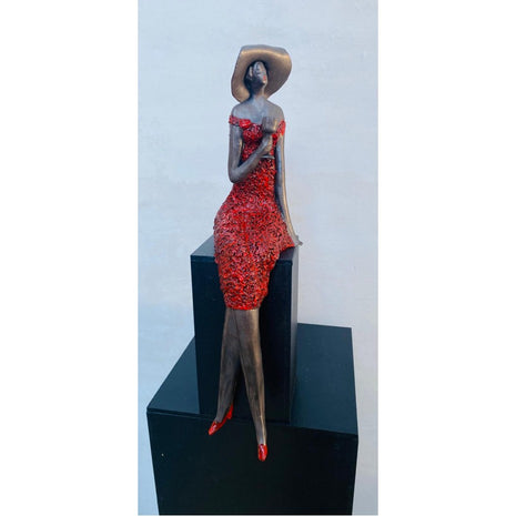 Aan het genieten incl. houten zuiltje - Zittende vrouw van Keramiek Rood - Bernadette te Wierik