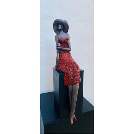 Aan het genieten incl. houten zuiltje - Zittende vrouw van Keramiek Rood - Bernadette te Wierik