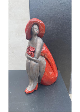 Keramisch beeld “Attractive Woman” – zittende vrouw met hoed – handgemaakt kunstcadeau – 23x15x9 cm
