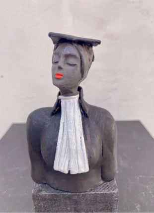 Keramisch Beeldje Advocaat Zwart Handgemaakt Incl. Sokkel Afscheidscadeau & Relatiegeschenk 17 cm