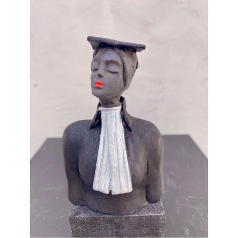 Keramisch Beeldje Advocaat Zwart Handgemaakt Incl. Sokkel Afscheidscadeau & Relatiegeschenk 17 cm