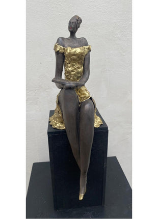 Handgemaakt Keramisch Beeld Zittende Vrouw Leest Boek Goud Weersbestendig 33 cm