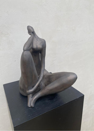 Keramisch beeld “Alone with my thoughts” – zittend kunstwerk – 27x20x17 cm handgemaakt keramiek