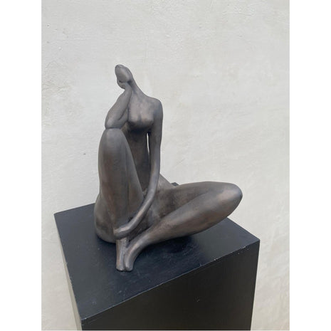 Keramisch beeld “Alone with my thoughts” – zittend kunstwerk – 27x20x17 cm handgemaakt keramiek