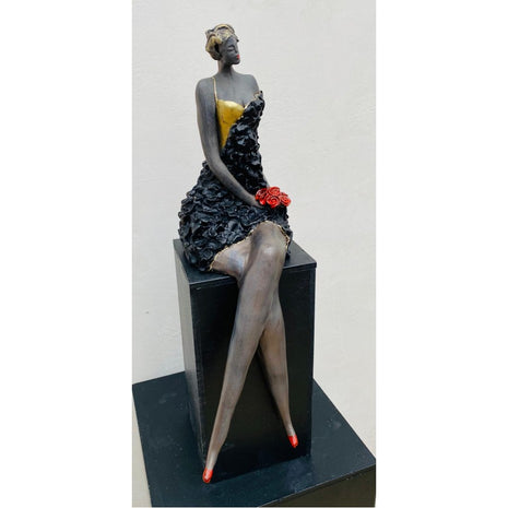 Attractive incl. sokkel - Keramisch Beeld - Zittende Vrouw - Keramiek - Bernadette te Wierik