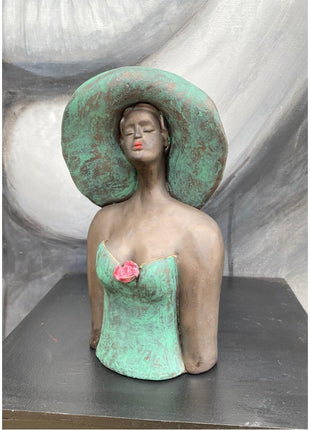 Borstbeeldje met houten sokkel - Vrouwenfiguur - Brons Groen - Bernadette te Wierik