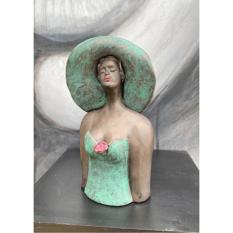 Borstbeeldje met houten sokkel - Vrouwenfiguur - Brons Groen - Bernadette te Wierik