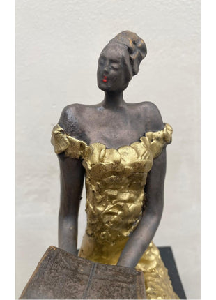 Handgemaakt Keramisch Beeld Zittende Vrouw Leest Boek Goud Weersbestendig 33 cm