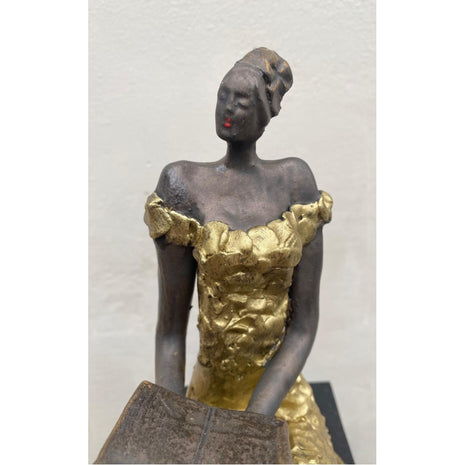 Handgemaakt Keramisch Beeld Zittende Vrouw Leest Boek Goud Weersbestendig 33 cm