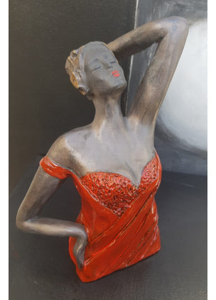 Keramisch Borstbeeld Genieten Vrouw in Rood Handgemaakt Keramiek 20 cm