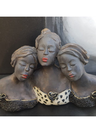 Enjoying - Beeldje van Keramiek - Drie Vrouwen - Keramisch Beeld - Bernadette te Wierik