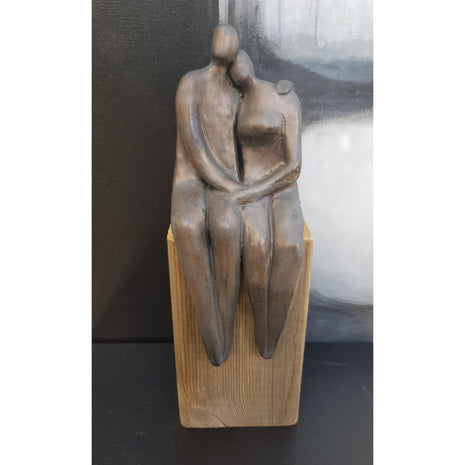 Happy Couple - Keramisch Beeld incl. houten sokkel - Bernadette te Wierik