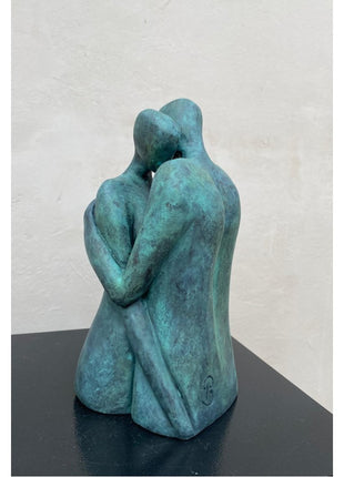 Keramisch beeld “Liefde” – handgemaakt brons‑groen kunstwerk – perfect cadeau – 22x10x10 cm