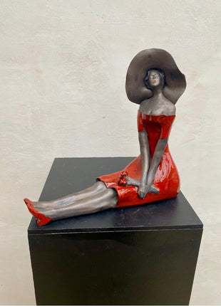 Keramisch zittend beeld rood – vrouw met hoed – adembenemend handgemaakt kunstwerk – 25x25x10 cm