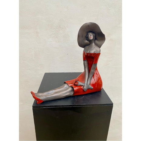 Keramisch zittend beeld rood – vrouw met hoed – adembenemend handgemaakt kunstwerk – 25x25x10 cm