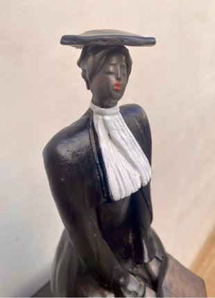 Keramisch beeld “Advocaat 3” – zittende vrouw – inclusief houten sokkel – ideaal relatiegeschenk/afscheid – 38x12x9 cm