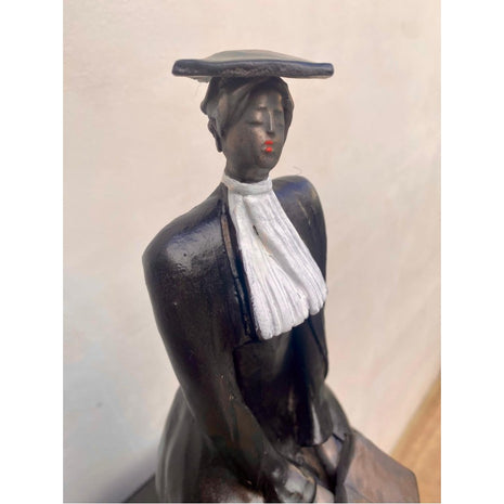 Keramisch beeld “Advocaat 3” – zittende vrouw – inclusief houten sokkel – ideaal relatiegeschenk/afscheid – 38x12x9 cm