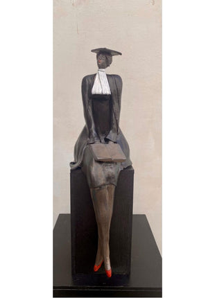 Keramisch beeld “Advocaat 3” – zittende vrouw – inclusief houten sokkel – ideaal relatiegeschenk/afscheid – 38x12x9 cm