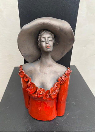 Keramisch borstbeeld “Attraction” – rood – vrouw met hoed – handgemaakt kunstcadeau – 20x10x6 cm