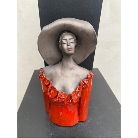 Keramisch borstbeeld “Attraction” – rood – vrouw met hoed – handgemaakt kunstcadeau – 20x10x6 cm