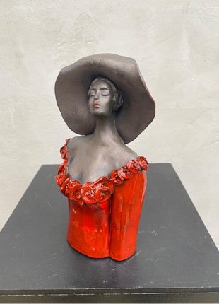 Keramisch borstbeeld “Attraction” – rood – vrouw met hoed – handgemaakt kunstcadeau – 20x10x6 cm