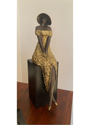 Golden lady incl. houten sokkeltje - Keramische Kunst Goud - Zittende Vrouwenfiguren Keramiek - Bernadette te Wierik
