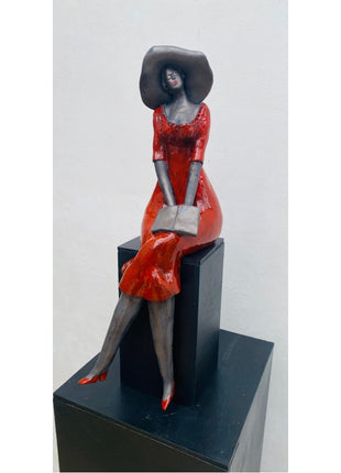 Keramisch Beeld Zittende Vrouw Rood Handgemaakt Met Boek Inclusief Houten Zuiltje 43 cm