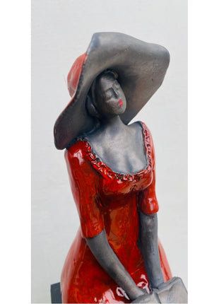 Keramisch Beeld Zittende Vrouw Rood Handgemaakt Met Boek Inclusief Houten Zuiltje 43 cm