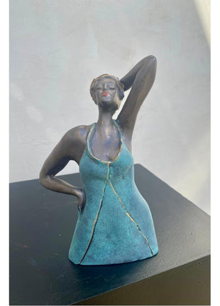 I'ts me - Beeldje van Keramiek Brons Groen - Staand Beeldje - Vrouwenfiguur - Bernadette te Wierik