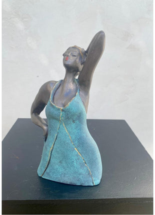 I'ts me - Beeldje van Keramiek Brons Groen - Staand Beeldje - Vrouwenfiguur - Bernadette te Wierik