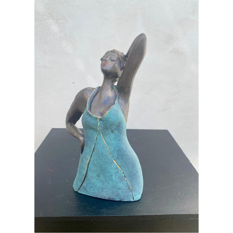 I'ts me - Beeldje van Keramiek Brons Groen - Staand Beeldje - Vrouwenfiguur - Bernadette te Wierik