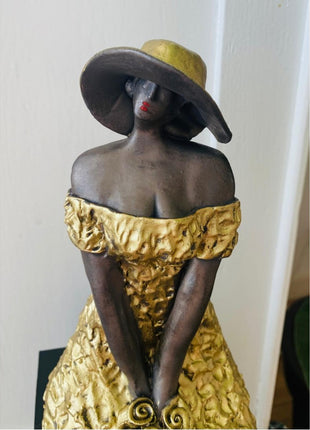Golden lady incl. houten sokkeltje - Keramische Kunst Goud - Zittende Vrouwenfiguren Keramiek - Bernadette te Wierik