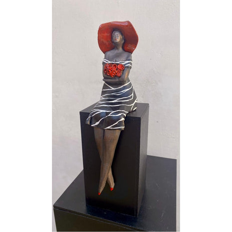 Keramisch zittend Beeld - Vrouw met Rozen "Aanzien" incl. houten zuil - Keramiek - 30 cm