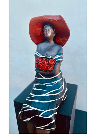 Keramisch zittend Beeld - Vrouw met Rozen "Aanzien" incl. houten zuil - Keramiek - 30 cm