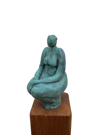 Zittend Keramisch Beeld met Houten Sokkel - Denker - Kunst - Bernadette te Wierik